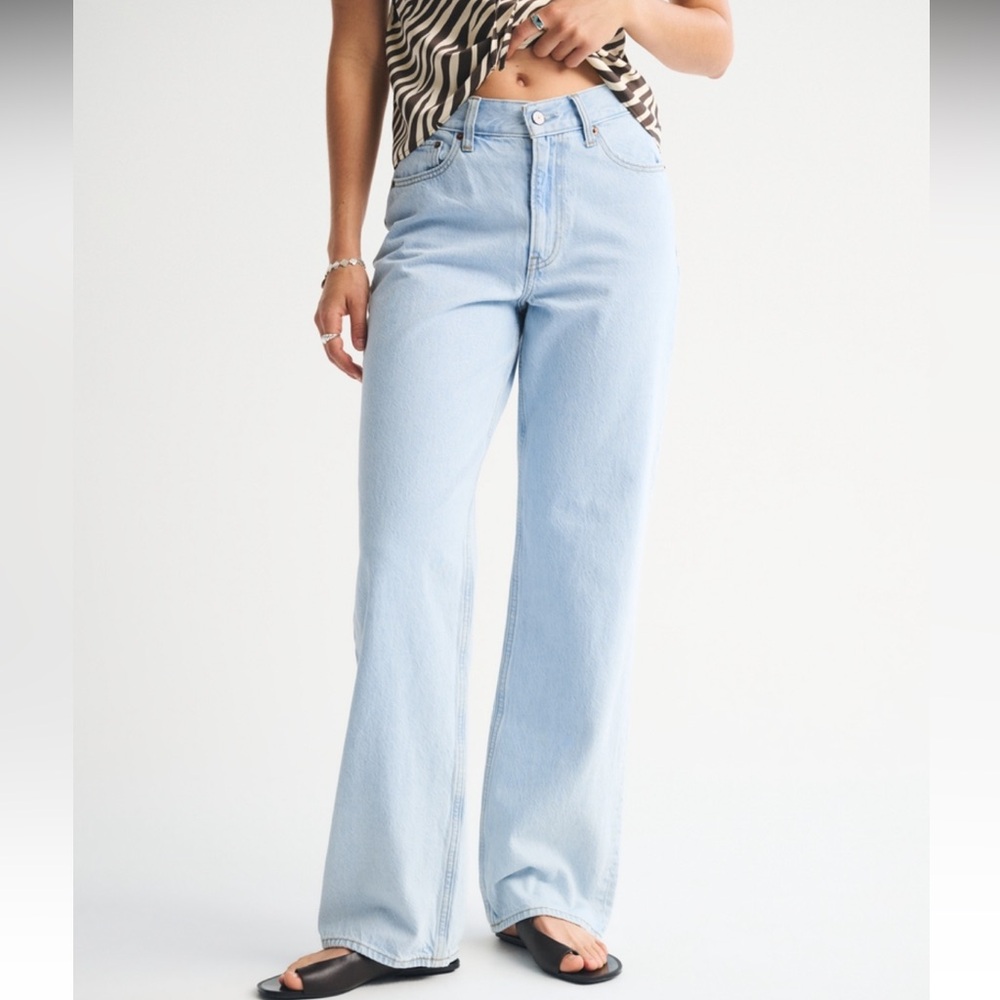 Abercrombie The Loose High Rise jeans - size 29. With flaws.